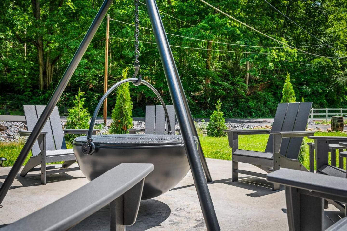 Holiday home 5 In Gburg Sleeps 16 Firepit & Games Gatlinburg