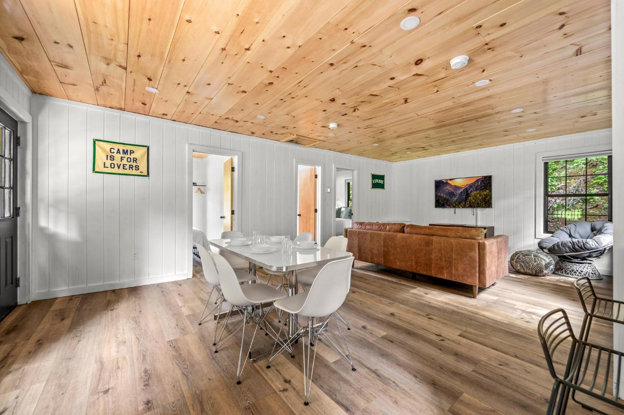 5 In Gburg Sleeps 16 Firepit & Games Holiday home
